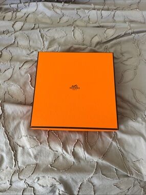 Hermès Signature Orange Gift Box